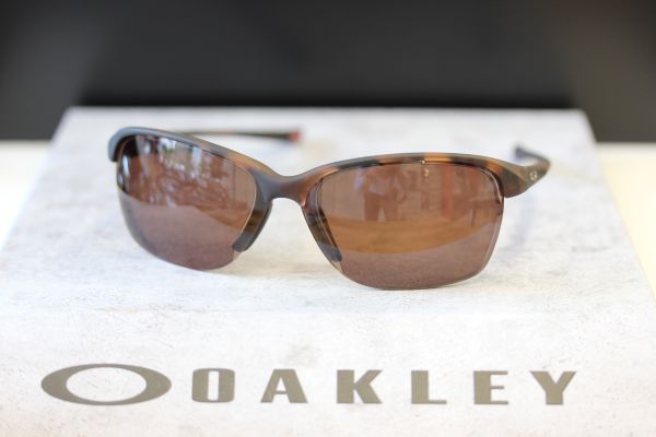 OAKLEY