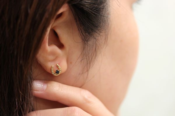 K10YG馬蹄ピアス